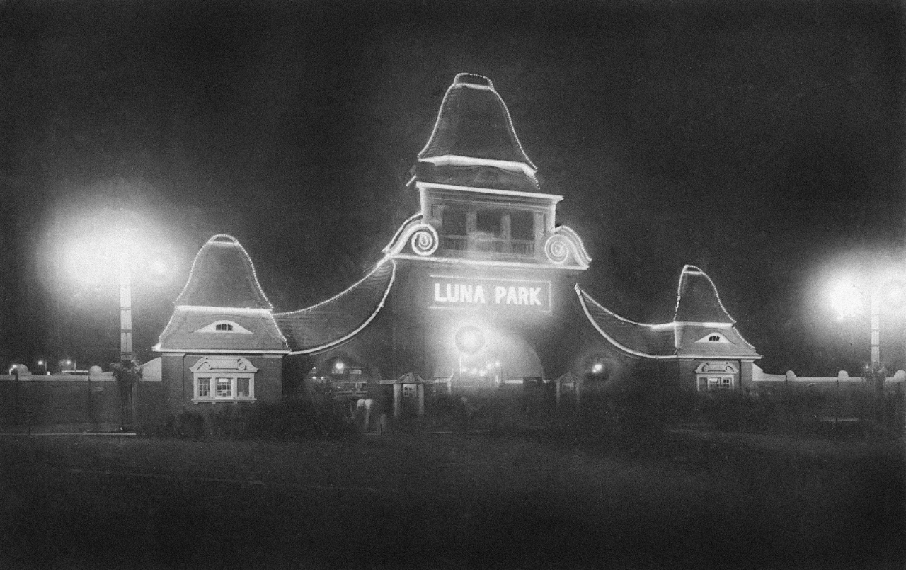 Das bei Nacht illuminierte Eingangsportal